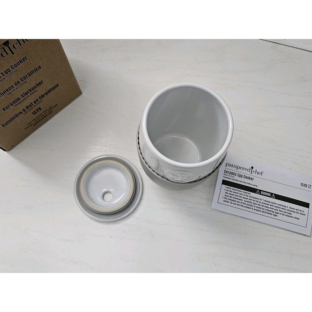 Pampered Chef Ceramic Microwave Egg Cooker W/Lid Silicone Sleeve #1529 Open Box - Picture 4 of 6
